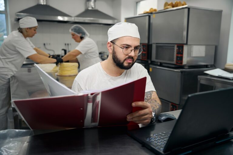 Starszy kucharz sporządza dokumentację HACCP