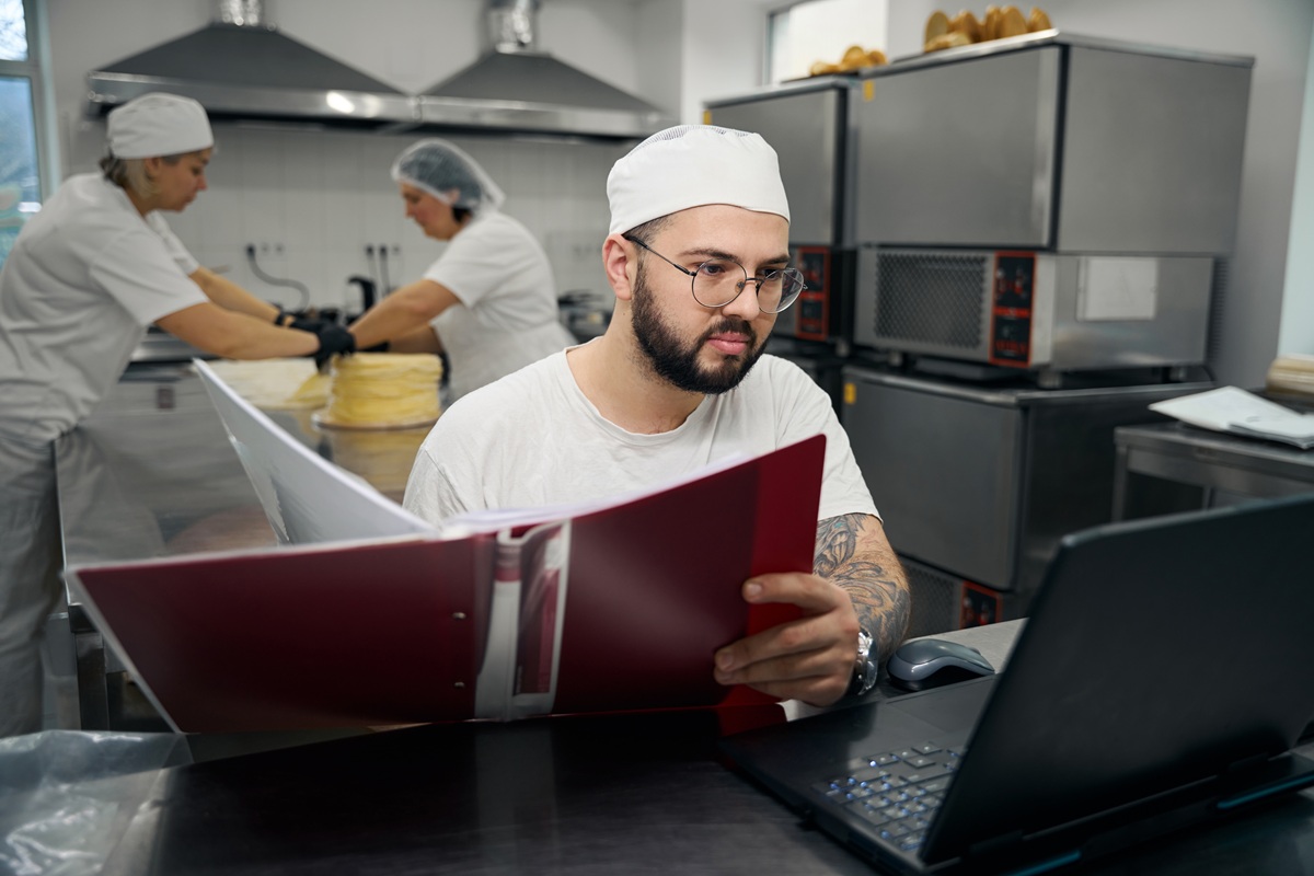 Starszy kucharz sporządza dokumentację HACCP