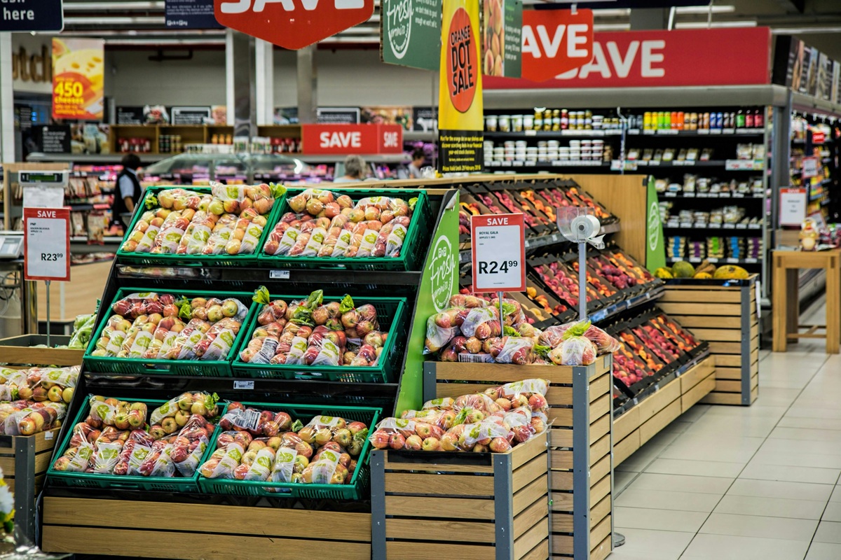 Owoce i warzywa na półkach sklepowych